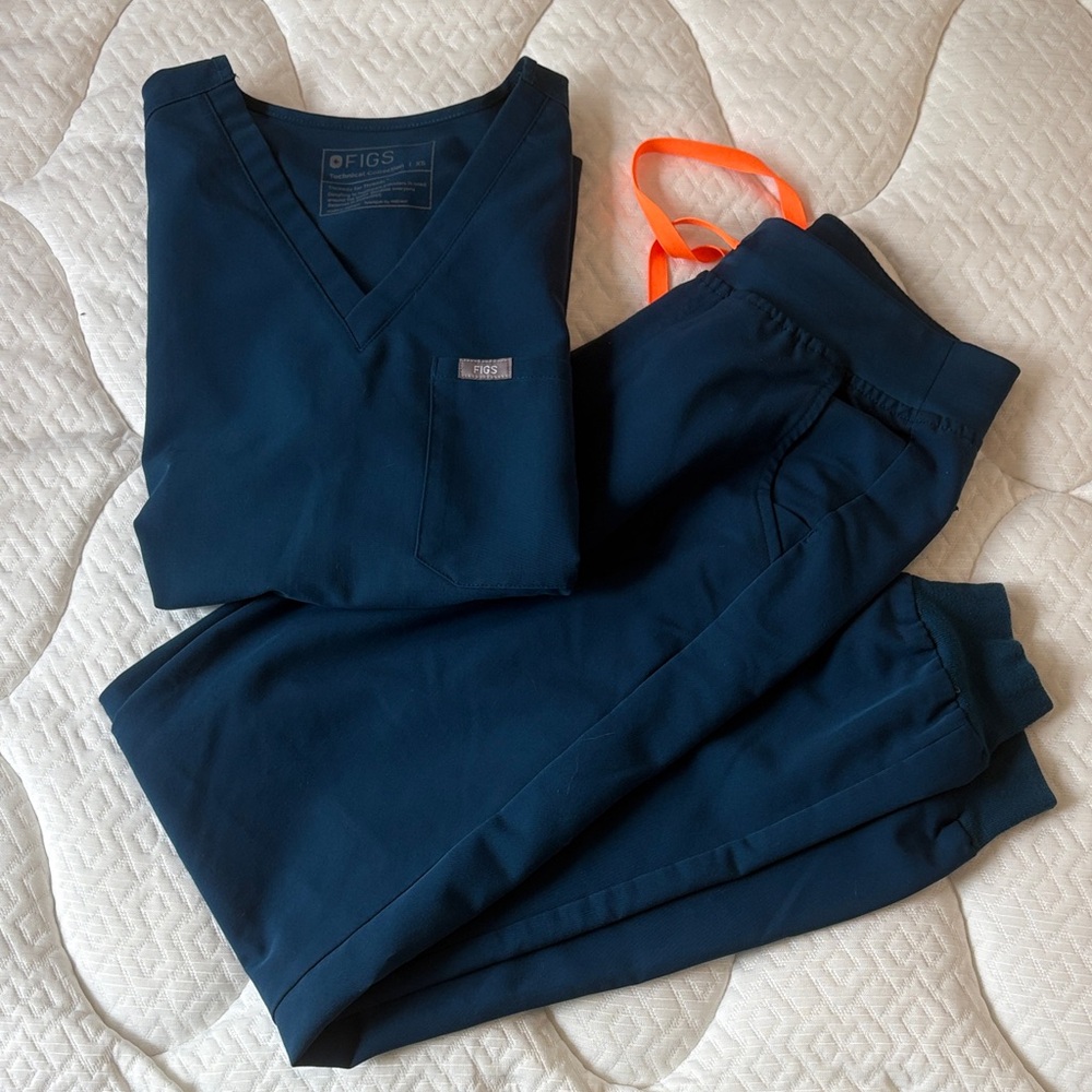 Figs Women’s Deep Reef Scrub Top & Jogger Pants with Orange Drawstring